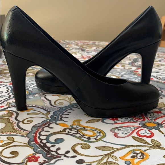 Size 6 Bandolino black platform pumps. - Picture 2 of 4